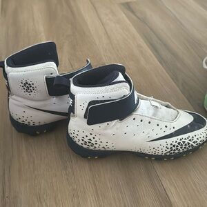 Nike kids, force, savage shark football cleats size 3